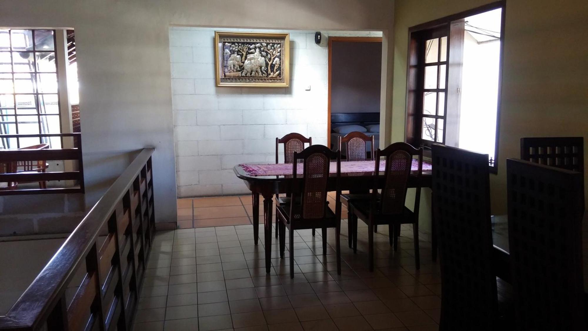 Peye Guesthouse Malang Exterior foto