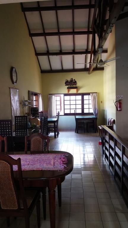 Peye Guesthouse Malang Exterior foto