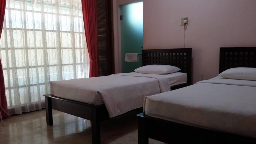 Peye Guesthouse Malang Exterior foto