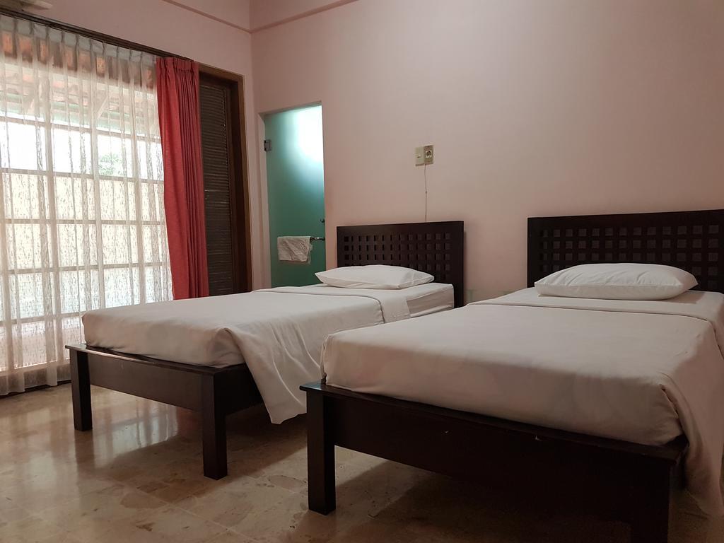 Peye Guesthouse Malang Exterior foto