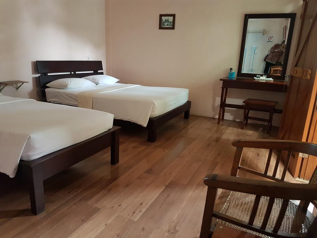 Peye Guesthouse Malang Exterior foto