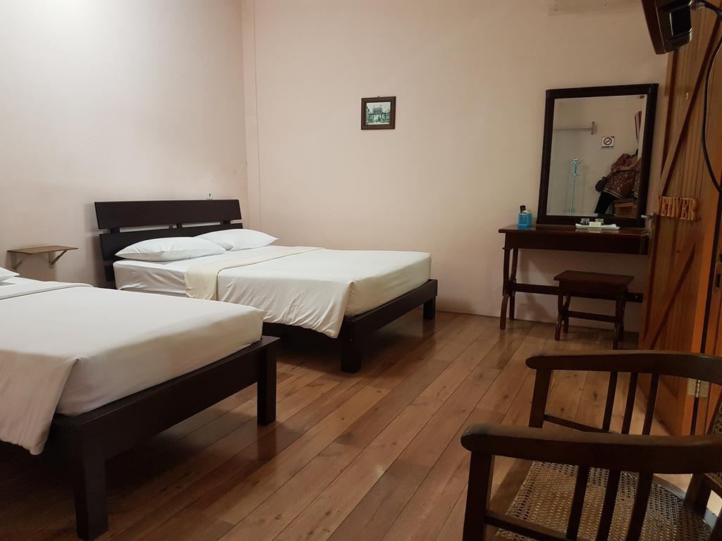 Peye Guesthouse Malang Exterior foto