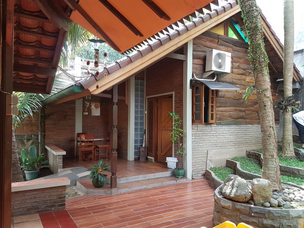 Peye Guesthouse Malang Exterior foto