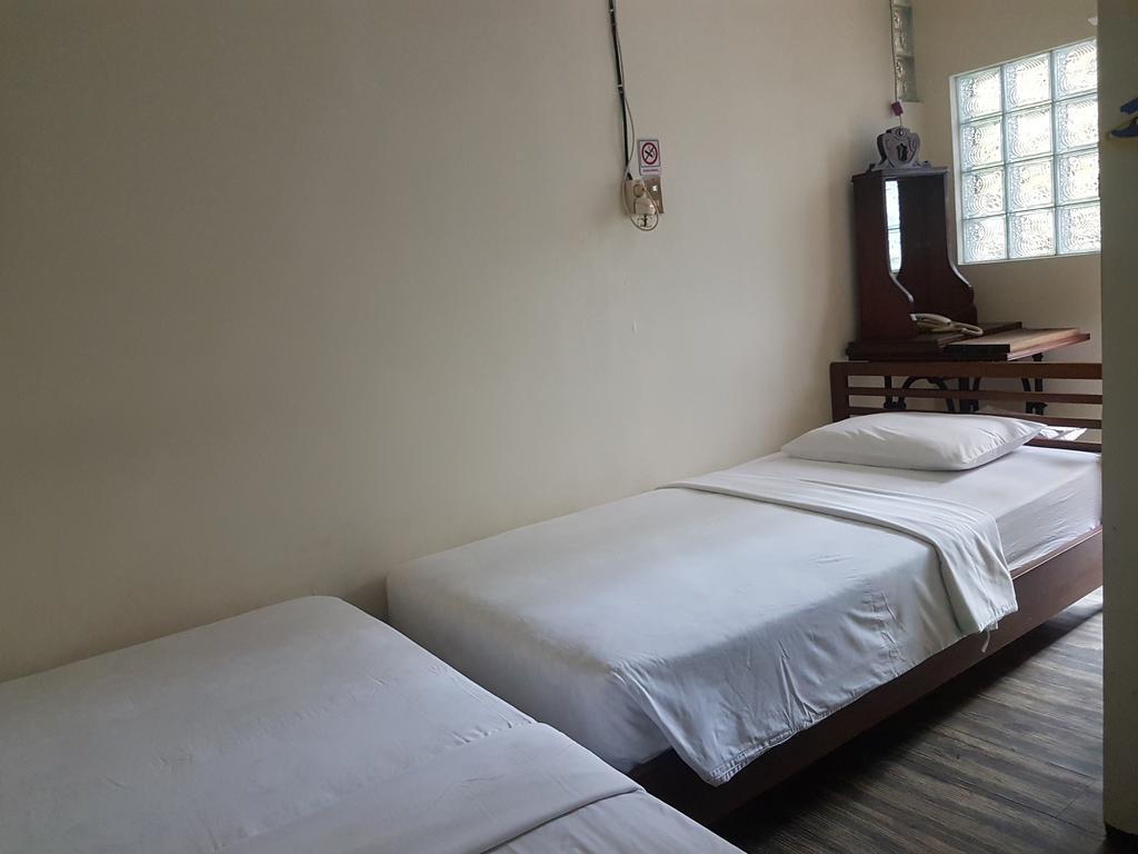 Peye Guesthouse Malang Exterior foto