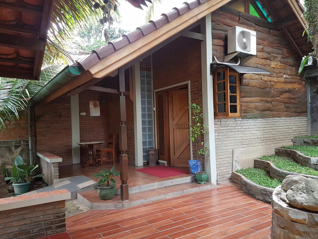 Peye Guesthouse Malang Exterior foto