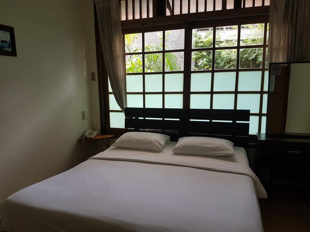 Peye Guesthouse Malang Exterior foto