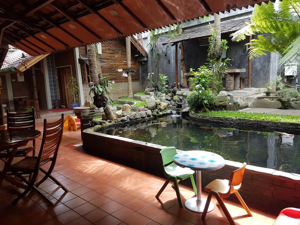 Peye Guesthouse Malang Exterior foto