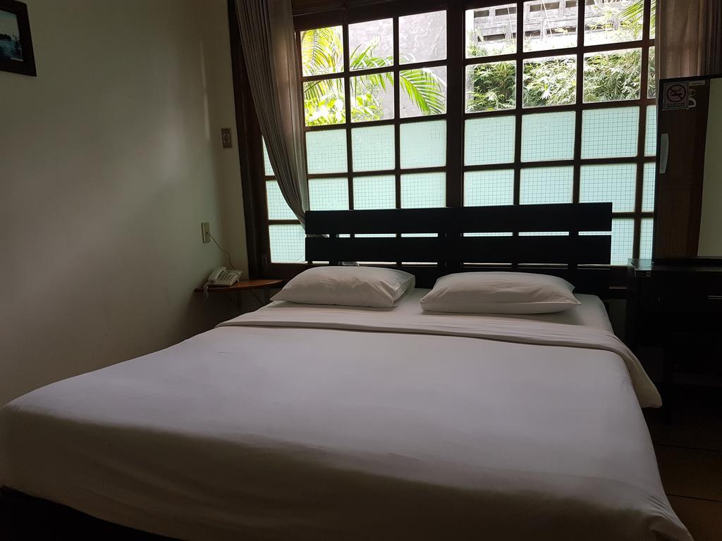 Peye Guesthouse Malang Exterior foto